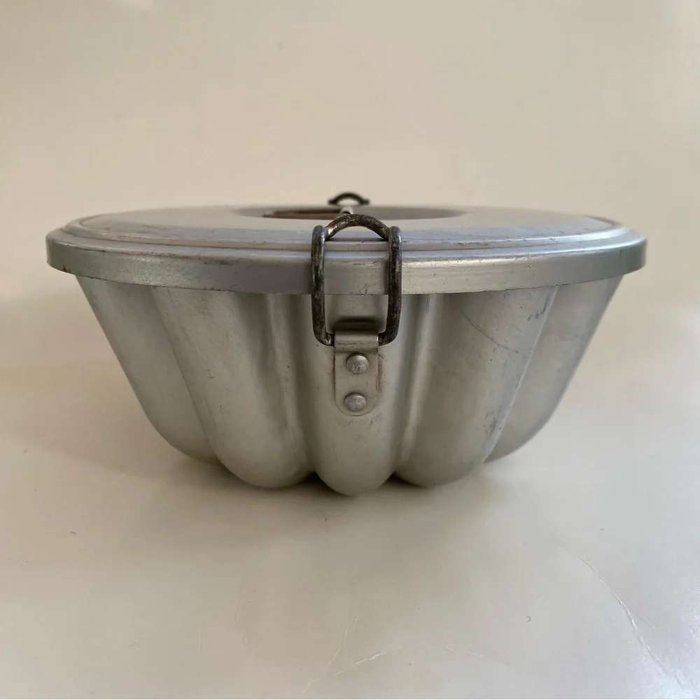 Vintage Mirro Jello Mold with Locking Lid Domed Fluted Pudding